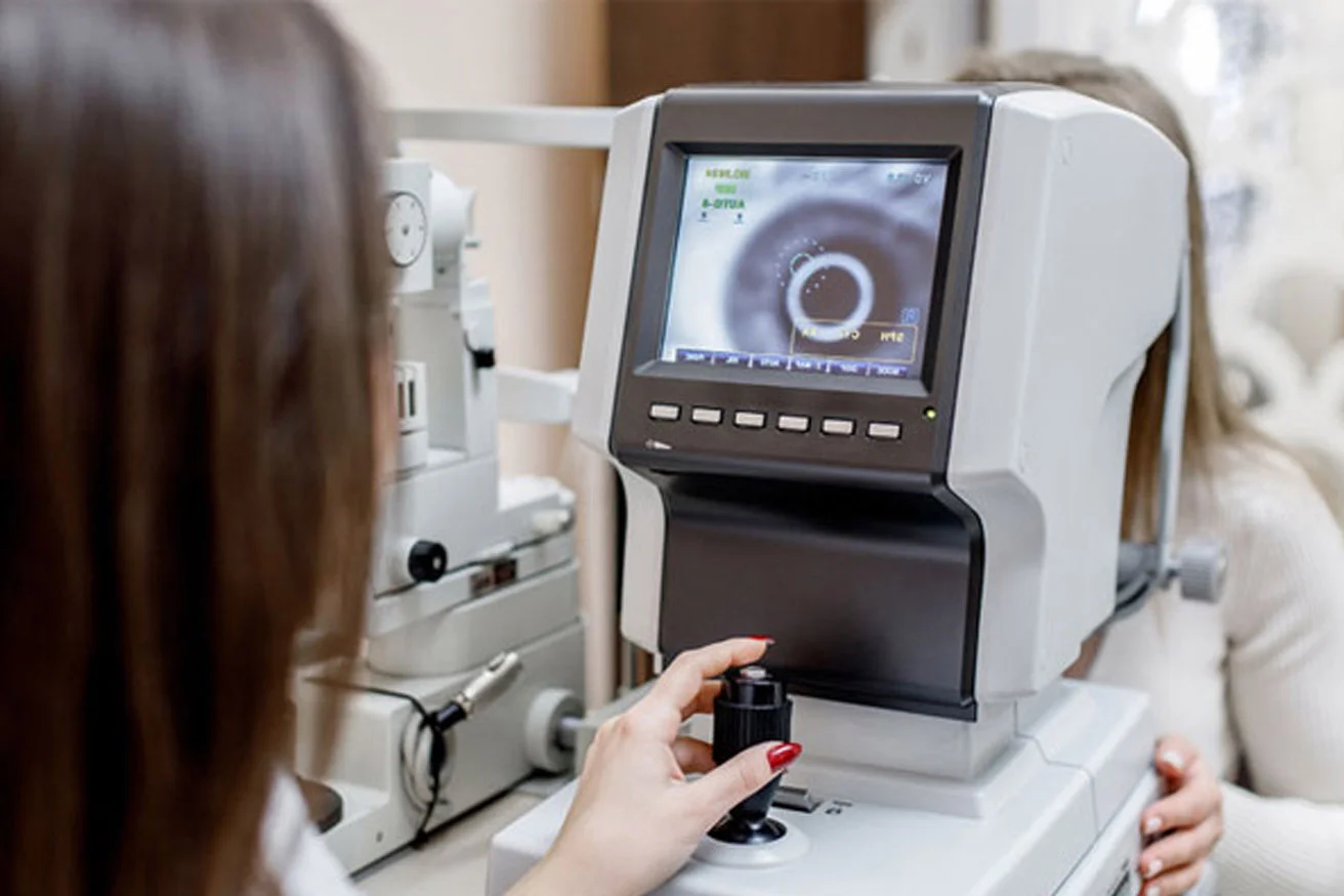 Oftalmólogo realizando un examen de microscopia especular, el equipo médico oftalmológico revisa la superficie de la córnea del ojo del paciente